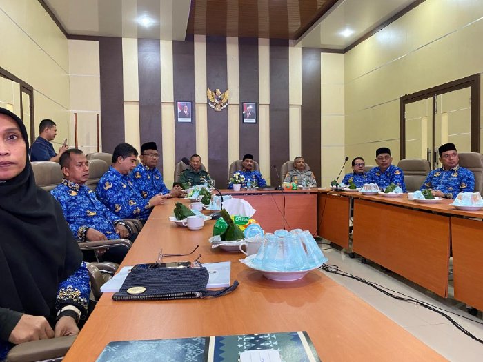 Rapat Koordinasi (Rakor) Pengendalian Inflasi yang dirangkaikan dengan Pembahasan Angkutan Lebaran 2025 melalui Zoom Meeting di Aula Lantai 3 Kantor Bupati Aceh Besar Kota Jantho, Senin (17/2/2025). Foto: Dok. MC Aceh Besar