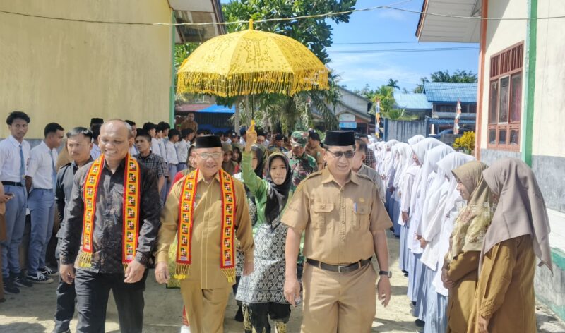 Wakil Bupati Simeulue, Nusar Amin dan Ketua Yayasan Rumah Kita Indonesia, Zainuddin, hadiri Launching MBG di Kecamatan Teupah Selatan. Foto:dok. Argamsyah/Noa.co.id.