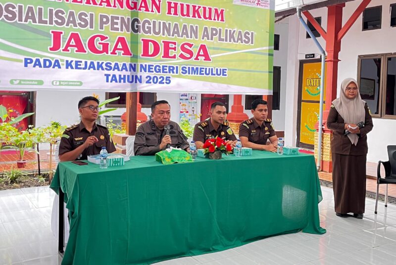 Kepala Kejaksaan Negeri Simeulue, Yuriswandi, S.H., M.H yang didampingi Kepala Seksi Intelijen Kejaksaan Negeri Simeulue Fickry Abrar Pratama, S.H ., M.H. Foto:dok. Argamsyah/Noa.co.id. 