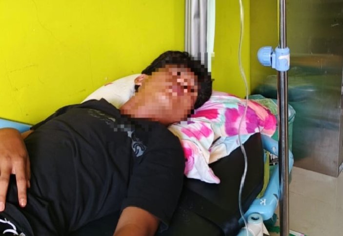 AS (15), warga desa Gunung Putih saat dilarikan ke puskesmas terdekat. Foto:dok. Argamsyah/Noa.co.id.