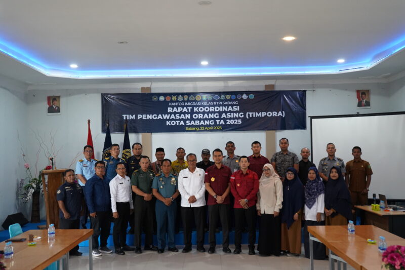 Foto bersama peserta tim rapat koordinasi bersama kepala Kantor Imigrasi kelas II TPI Sabang dan Kepala Kantor Wilayah Direktorat Jenderal Imigrasi Aceh, Novianto Sulastono. Foto: Dok. Pribadi/NOA