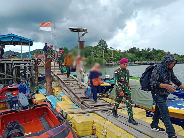 Satgasmar Ambalat XXX menggagalkan keberangkatan tujuh orang Calon Pekerja Migran Indonesia Non Prosedural (CPMI) dari Dermaga Tradisional Bambangan, Pulau Sebatik menuju Tawau Malaysia, Sabtu (19/4/2025). (Foto : NOA.co.id/HO-Dinas Penerangan TNI AL).