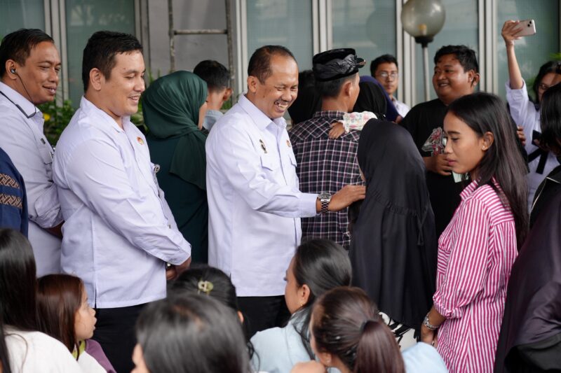 Deputi Bidang Koordinasi Komunikasi dan Informasi Marsda TNI Eko Dono Indarto (Tengah) memantau situasi kunjungan keluarga di Lembaga Pemasyarakatan Kelas I Cipinang, Jakarta, Selasa (1/4/2025). (Foto : NOA.co.id/HO-Kemenko Polkam).