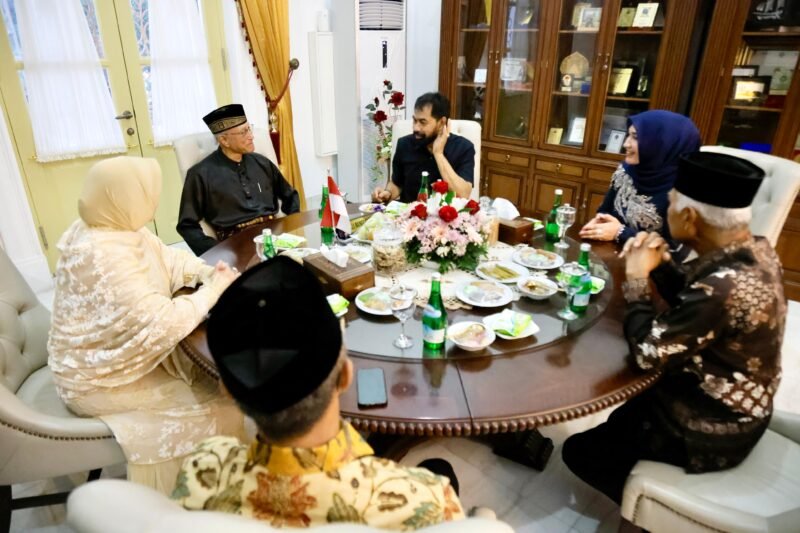 Gubernur Aceh Muzakir manaf bersama istri bersilaturahmi Lebaran ke diaaman Wali Nanggroe, Senin (31/3/2025). Foto: Dok. Prokopim Setda Aceh