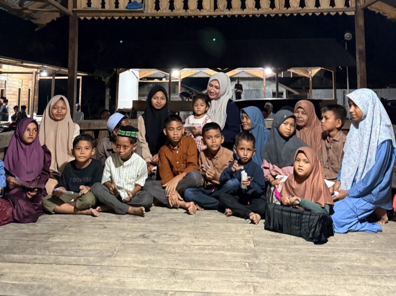 Ketua Tim Penggerak PKK (TP PKK) Aceh, Marlina Muzakir, mengisi momentum Idul fitri  dengan berziarah serta mengunjungi Dayah Bustanul Syukra Cabang Dayah Abu Paya Pasie Desa Mane Kawan Kec. Seunudon, Kab. Aceh Utara, Rabu (01/04/2025). Foto: Dok. Prokopim Setda Aceh