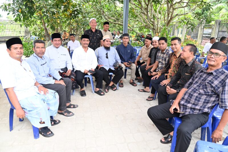 Wakil Bupati Aceh Besar Drs H Syukri A Jalil menyambut masyarakat saat menggelar Open House di rumah kediaman Wabub Gompong Cot Nambak, Kecamatan Blang Bintang, Aceh Besar, Rabu (02/04/2025). Foto: Dok. MC Aceh Besar