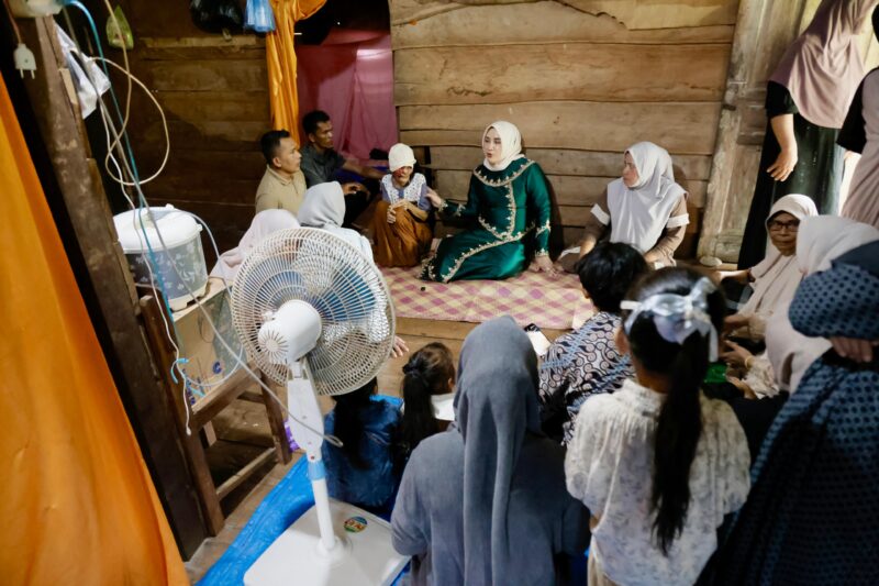 Ketua Tim Penggerak PKK (TP PKK) Aceh, Marlina Muzakir, mengunjungi Nek Sairah, seorang wanita renta berusia 82 tahun yang menjadi korban luka bakar di Gampong Meunasah Bujok, Kecamatan Baktiya, Aceh Utara, Rabu, 2 April 2025. Foto: Dok. Prokopim Setda Aceh
