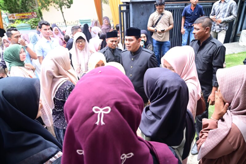 Bupati Aceh Besar Muharram Idris menyambut tamu saat open house dirumah pribadinya di Gampong Ajuen Lam Hasan, Kecamatan Peukan Bada, pada Rabu (2/4/2025). Foto: Dok. MC Aceh Besar