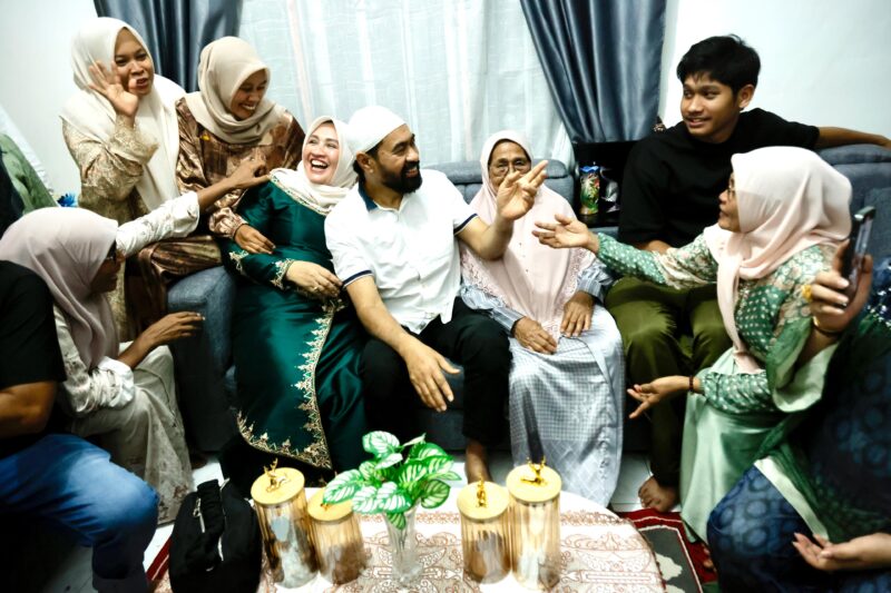 Gubernur Aceh, Muzakir Manaf, beserta istri, Marlina Usman,  berkumpul di rumah keluarga, di Gampong Meunasah Bujok, Kecamatan Baktiya, untuk merayakan Idulfitri bersama keluarga, Rabu, 2 April 2025. Foto: Dok. Prokopim Setda Aceh