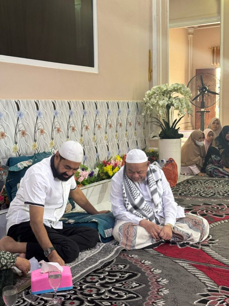 Gubernur Aceh, Muzakir Manaf Silaturahmi Lebaran Idul Fitri 1446H/2025M di Kediaman Tgk. H. Muhammad Ali atau lebih kenal Abu Paya Pasi pimpinan pondok pesantren Dayah Bustanul Huda di Desa Alue Cek Doi, Kecamatan Julok, Aceh Timur, Rabu, (02/04/2025). Foto: Dok. Prokopim Setda Aceh
