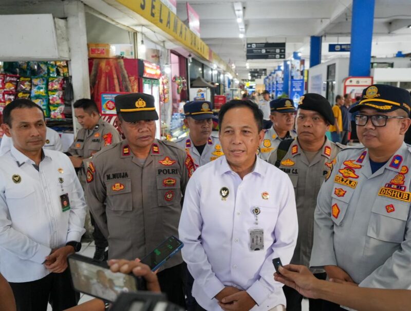 Staf Ahli Menko Polkam Bidang Ketahanan Nasional, Marsda TNI Oka Prawira (Tengah) saat meninjau langsung Terminal Kampung Rambutan, Jakarta, Rabu (2/4/2025). (Foto : NOA.co.id/HO-Kemenko Polkam).