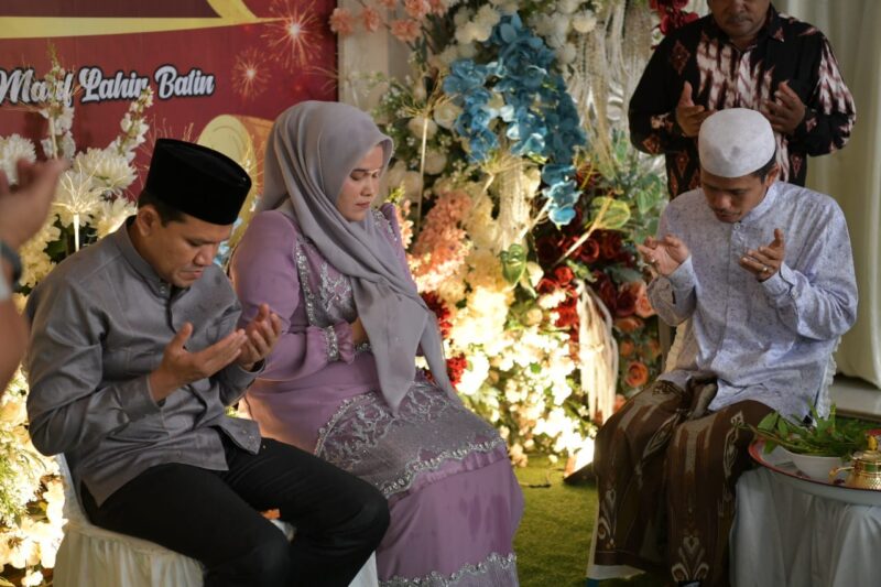 Wakil Gubernur Aceh, Fadhlullah, SE dan Istri Peusijuk dan menggelar Open House Lebaran Idul Fitri 1446H/2025 bersama dengan Masyarakat Gampong Blang Baro, Kecamatan Glumpang Baro, Kabupaten Pidie, Kamis, (03/04/2025). Foto: Dok. Biro Prokopim Setda Aceh