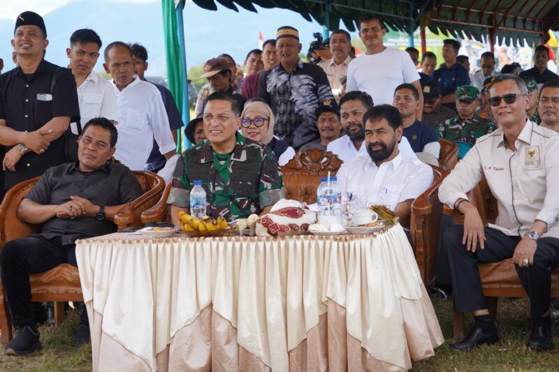 Bupati Aceh Besar Muharram Idris mendampingi Gubernur Aceh Muzakkir Manaf saat panen raya serentak Nasional di Gampong Lam Carak, Seulimeum, Senin (07/04/2025). Foto: Dok. MC Aceh Besar