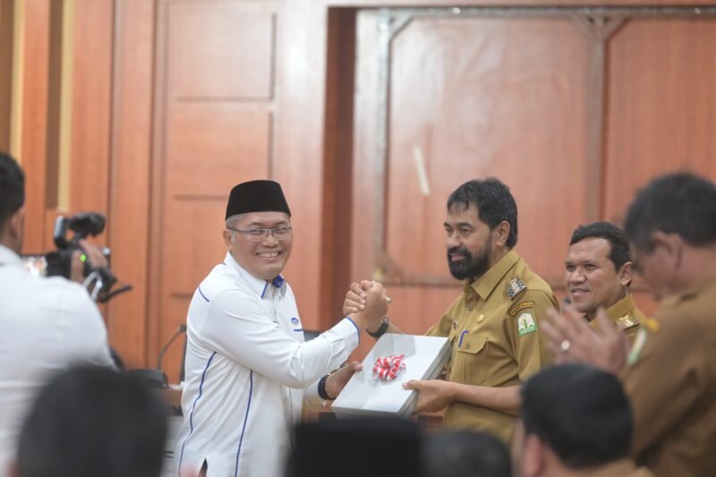 Gubernur Aceh Muzakir Manaf menerima dokumen hasil pemeriksaan laporan keuangan Pemerintah Aceh tahun 2024 dari Kepala Badan Pengawasan Keuangan dan Pembangunan (BPKP) Perwakilan Aceh, Supriyadi, di Gedung Serbaguna Kantor Gubernur Aceh, Selasa (8/4/2024). Foto: Dok. Biro Prokopim Setda Aceh