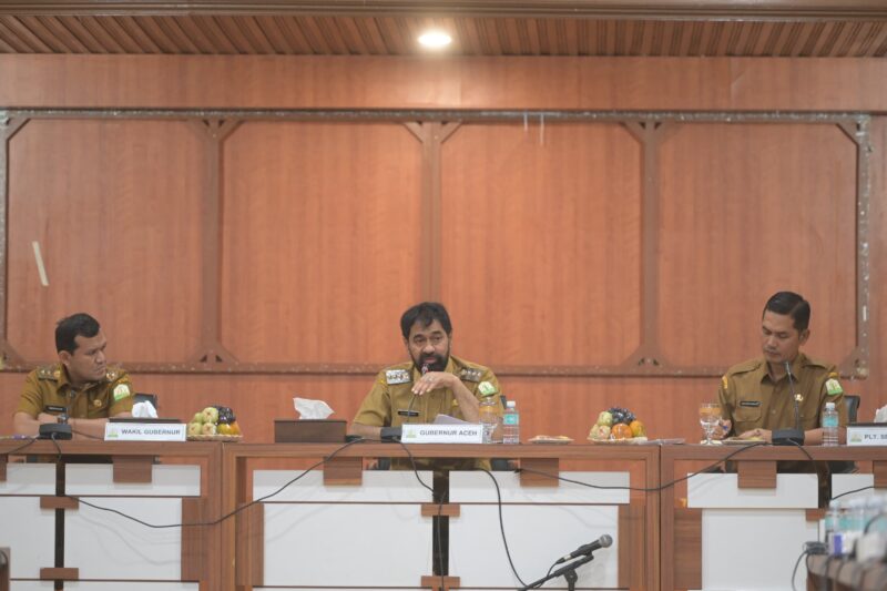 Gubernur Aceh, Muzakir Manaf, memimpin langsung Rapat Pimpinan dan Arahan Khusus yang berlangsung di Kantor Gubernur Aceh, Selasa, 8 April 2025. Rapat tersebut turut diikuti Wakil Gubernur Aceh, Fadhlullah, Plt Sekda Aceh, Muhammad Nasir, serta seluruh kepala dinas di lingkungan Sekretariat Daerah Aceh. Foto: Dok. Biro Prokopim Setda Aceh