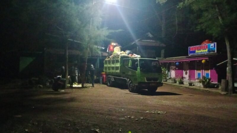 Petugas DLH Aceh Besar melakukan pembersihan sampah di lokasi wisata Pantai Lampuuk, Kecamatan Lhoknga, Minggu (6/4/2025) malam. Foto: Dok. MC Aceh Besar