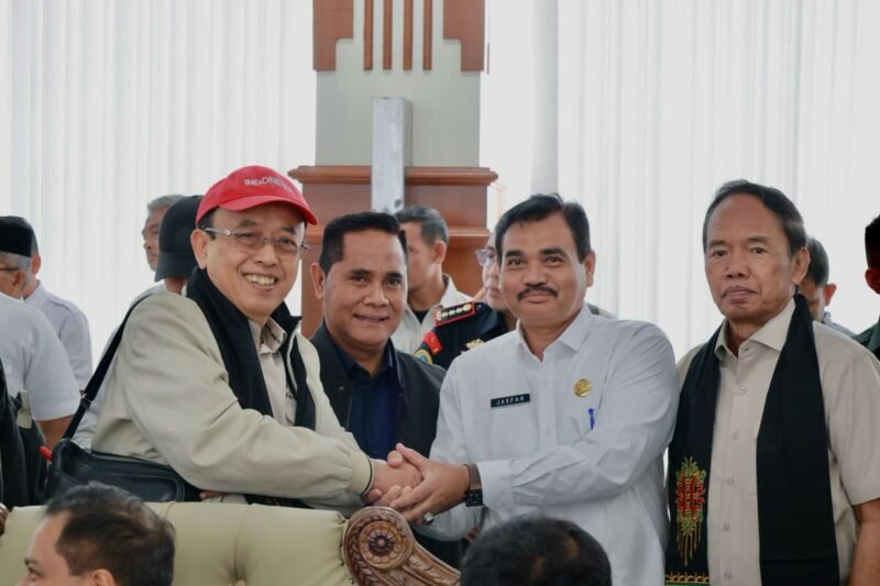 Staf Ahli Bupati Aceh Besar Ir. Makmun MT, menyambut kedatangan Menteri Kehutanan RI, Raja Juli Antoni dan Ketua Komisi IV DPR RI, Siti Hediati Soeharto, S.E. (Titiek Soeharto) dan Para Anggota DPR RI Komisi IV Bidang Pertanian, Kelautan dan Perikanan di Ruang VIP Bandara Sultan Iskandar Muda, Kecamatan Blang Bintang Rabu (9/4/2025). Foto: Dok. MC Aceh Besar