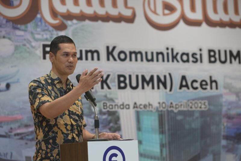 Plt. Sekda Aceh, M.Nasir menyampaikan sambutan pada halal bihalal FK BUMN Aceh di gedung Landmark BSI Aceh, Kamis  (10/04/2025). Foto: Dok. Biro Adpim Setda Aceh