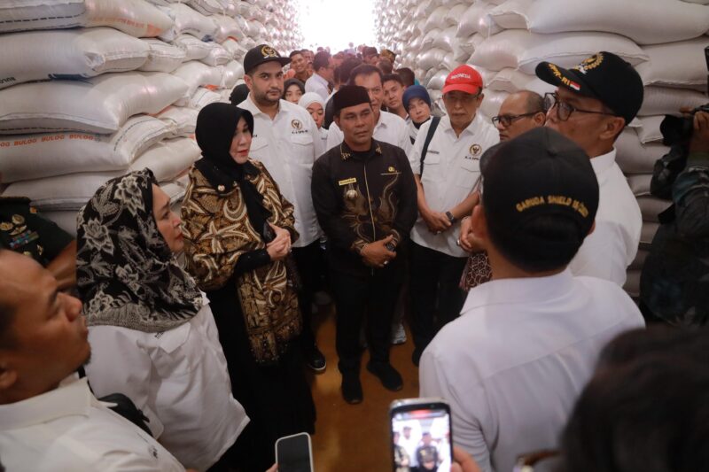 Bupati Aceh Besar H. Muharram Idris berbincang-bincang dengan anggota Komisi IV DPR RI, Titiek Soeharto, di Gudang Bulog Siron, Kecamatan Ingin Jaya, Aceh Besar, Kamis (10/4/2025). Foto: Dok. MC Aceh Besar