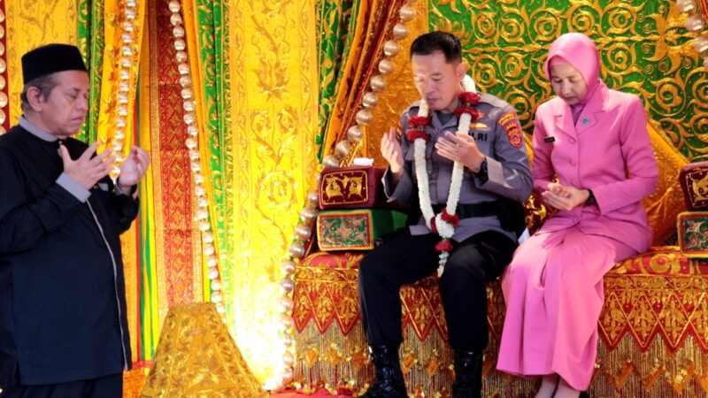 Kombes Pol Joko Heri Purwono Dipeusijuek Saat Tiba di Polresta Banda Aceh. Foto: Dok. Humas Polresta Banda Aceh