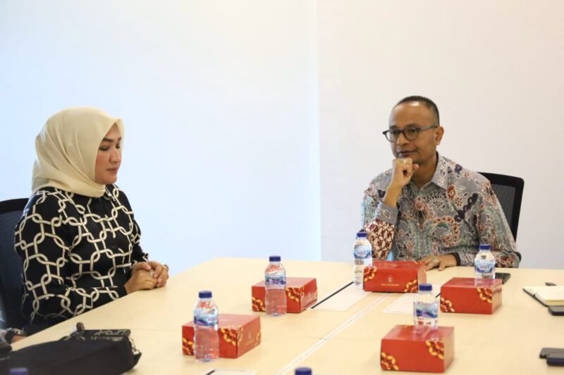 Ketua TP PKK Aceh Marlina bersama Dirjen Perumahan Pedesaan , Dr Drs Imran, MSi, M.A.Cd  melakukan pertemuan di Kantor  Dirjen Perumahan Perdesaan KemenPKP RI di Jakarta Selatan, Jumat, 11 April 2025. Foto: Dok. Humas BPPA