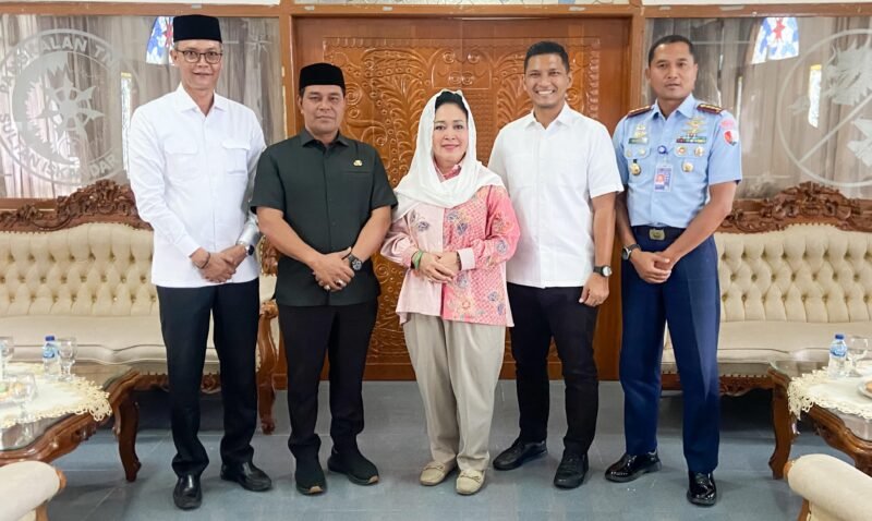 Bupati Aceh Besar Muharram Idris (Syech Muharram) mengatar keberangkatan Ketua Komisi IV DPR RI, Siti Hediati Hariyadi Soeharto (Titiek Soeharto), di Bandara Sultan Iskandar Muda (SIM), Blang Bintang, Kabupaten Aceh Besar, Jumat (11/04/2025). Foto: Dok. MC Aceh Besar
