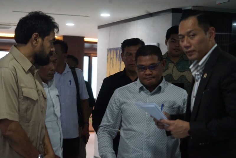 Gubernur Aceh, Muzakir Manaf, di dampingi Ketua DPRA, Zulfadli dan Plt. Sekda Aceh, M. Nasir melakukan pertemuan dengan Menteri Koordinator Bidang Infrastruktur & Pembangunan Kewilayahan RI, Agus Harimurti Yudhoyono (AHY), serta Menteri Transmigrasi RI, Muhammad Iftitah Sulaiman Suryanagara, guna membahas percepatan pembangunan infrastruktur dan penguatan program transmigrasi di Aceh. di Kantor Kemenko Jakarta Pusat, Jumat, 11 April 2025. Foto: Dok. Adpim Setda Aceh