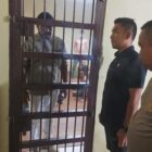 Pelaku penipuan rumah RTL di Pidie ditahan Polisi, Kamis (10/4/2025). Foto: Dok. Amir Sagita/NOA.co.id