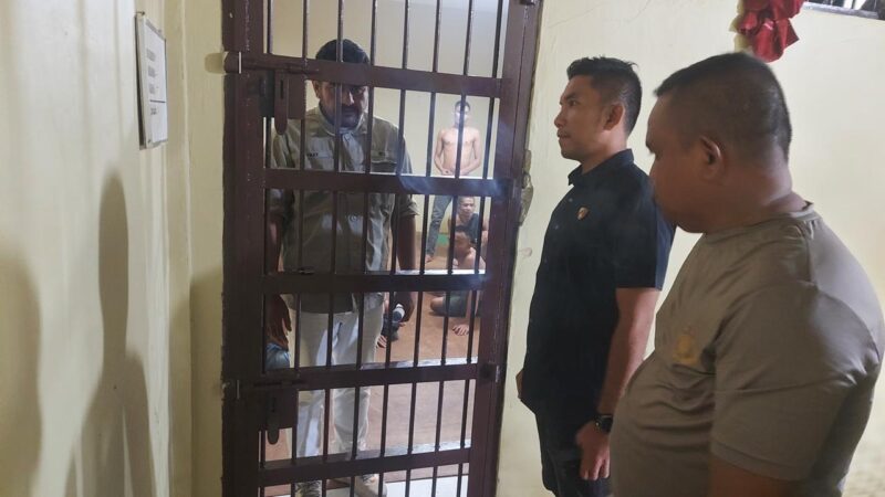 Pelaku penipuan rumah RTL di Pidie ditahan Polisi, Kamis (10/4/2025). Foto: Dok. Amir Sagita/NOA.co.id