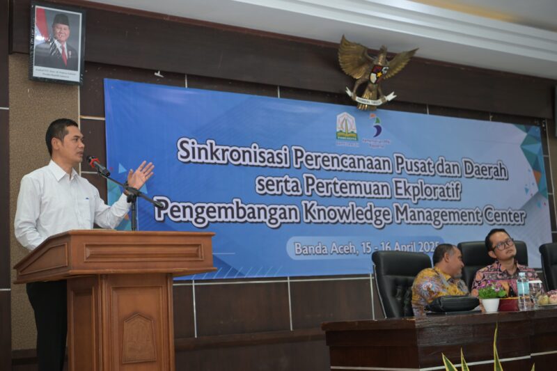 Plt. Sekretaris Daerah Aceh, M. Nasir membuka acara sinkronisasi Perencanaan Pusat dan Daerah serta Pertemuan Ekploratif Pengembangan Knowledge Management Center Di Aula Prof. Masjid Ibrahim Bapeda Banda Aceh, Selasa (15/4/2025). Foto: Dok. Biro Adpim Setda Aceh