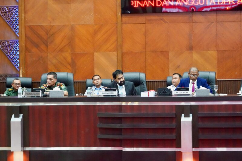 Gubernur Aceh, Muzakir Manaf menghadiri sekaligus menyampaikan Laporan Keterangan  Pertanggungjawaban (LKPJ) Gubernur Aceh Pada Rapat Paripurna DPR Aceh Tahun 2025 di Gedung Utama DPR Aceh, Selasa, (15/04/2025). Foto: Dok. Biro Adpim Setda Aceh