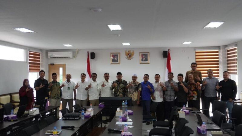 Pansus DPRK Aceh Besar foto bersama usai pertemuan dengan Balai Pemantapan Kawasan Hutan dan Tata Lingkungan (BPKHTL) Wilayah XVIII Banda Aceh, Selasa 15 April 2025. Foto: Dok. Humas DPRK Aceh Besar