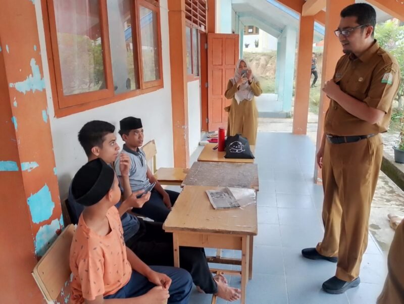 Kadisdik Aceh Marthunis saat berbincang-bincang dengan siswa SMPN 2 Ali Hasyimi Aceh Besar. Foto: Dok. Humas Disdik Aceh
