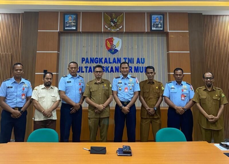 Foto bersama usai rapat perencanaan penyelenggaraan kontes ternak, bersama Danlanud SIM Kolonel Phb Hantarno Edi Sasmoyo M Han, di Lanud SIM, Blang Bintang Aceh Besar, Senin (14/4/2025). Foto: Dok. MC Aceh Besar
