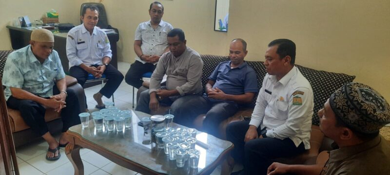 Inspektur Aceh Besar, Ziaul Azmi, SH, MH, bersama Camat Lhoknga dan para keuchik gampong mengklarifikasi dugaan pemerasan oleh oknum isnpektorat Aceh Besar di Kantor Camat Lhoknga, Rabu (16/4/2025). Foto: Dok. MC Aceh Besar