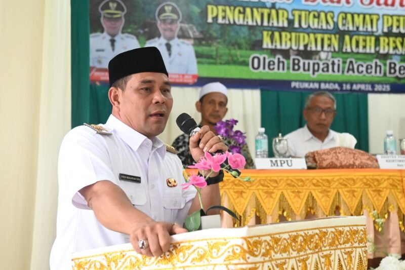 Bupati Aceh Besar, Muharram Idris memberi sambutan pada penyerahan surat pengantar tugas Camat Peukan Bada yang baru, Salamuddin ZM, SE, di UDKP Kecamatan Peukan Bada, Rabu (16/4/2025). Foto: Dok. MC Aceh Besar