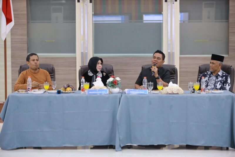 Bupati Aceh Besar, H. Muharram Idris, sampaikan pendapat saat Rapat Koordinasi Panitia Halal Bihalal, Pengukuhan, dan Peusijuk Pengurus Forum Silaturahmi Aceh Besar (Forsiar) di Ruang Rapat Mawardi Nurdin, Kantor Wali Kota Banda Aceh, Rabu malam (16/04/2025). Foto: Dok. Prokopim Setdakab Aceh Besar