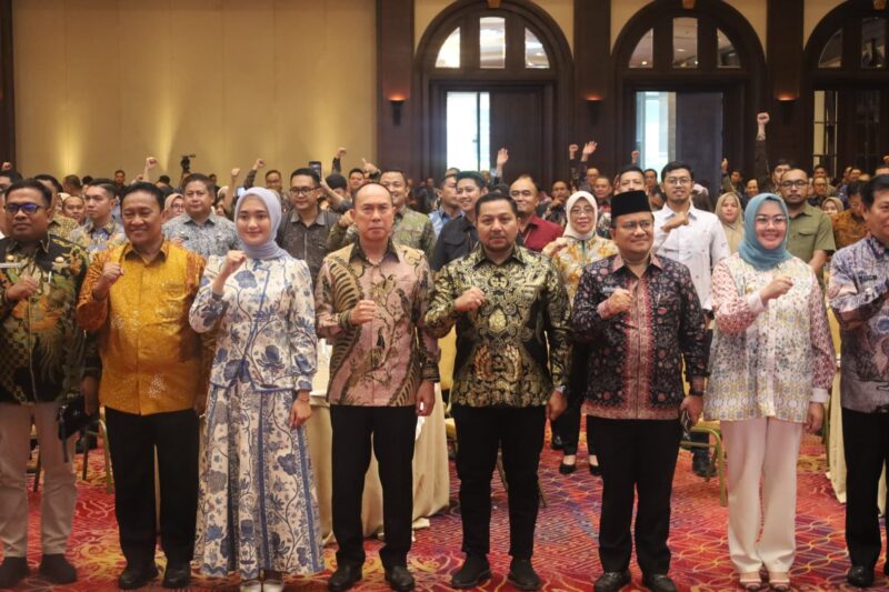 Kepala Badan Pengelola Keuangan Aceh, Reza Saputra, SSTP, M.Si menghadiri penandatanganan Nota Kesepahaman (MoU) mengenai pelaksanaan Surat Perintah Pencairan Dana (SP2D) secara online melalui aplikasi Sistem Informasi Pemerintahan Daerah (SIPD) yang diselenggarakan Kementerian Dalam Negeri Republik Indonesia bersama Asosiasi Bank Pembangunan Daerah (ASBANDA), di aula Birawa Assembly Hotel, Jakarta Pusat, 17 April 2025. Foto: Dok. Biro Adpim Setda Aceh