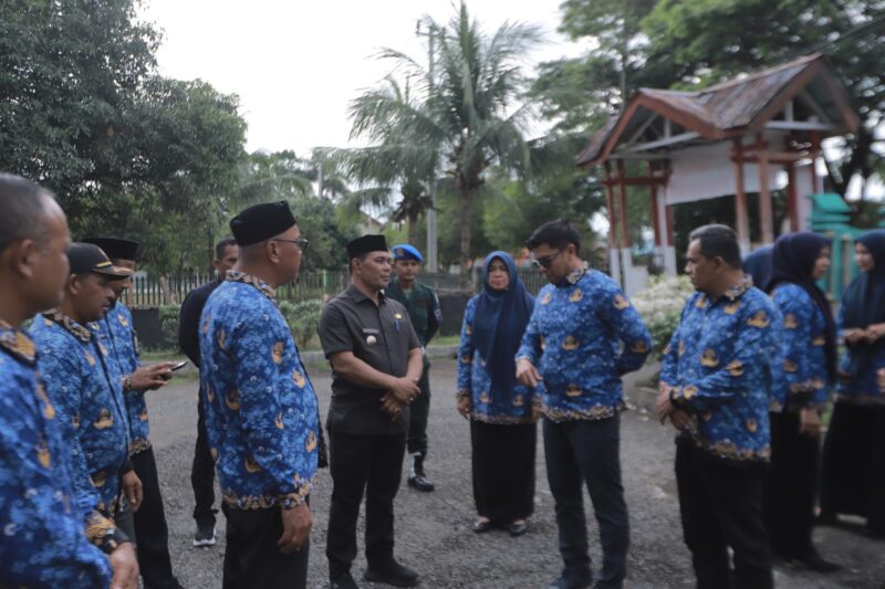 Bupati Aceh Besar Syech H Muharram Idris melakukan sidak di Kantor Satpol PP-WH Aceh Besar di Kota Jantho, Kamis (17/04/2025). Foto: Dok. MC Aceh Besar