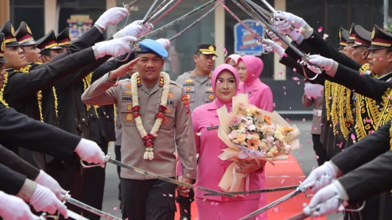 Polres Nganjuk menggelar upacara tradisi dalam rangka serah terima jabatan Kapolres dari AKBP Siswantoro, kepada AKBP Henri Noveri Santoso, bertempat di halaman Mapolres Nganjuk, kemarin, Jum'at (18/4/2025). Foto: Dok. Iskandar/NOA