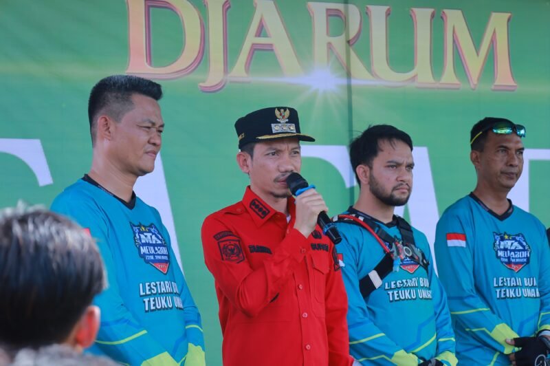 Bupati Aceh Barat, Tarmizi bersama Wakil Bupati Said Fadheil, secara resmi membuka event Meulaboh Trail Adventure Lestari Bumi Teuku Umar di lapangan Sepak Bola Kuala Bhee, Kecamatan Woyla, Sabtu (19/4/2025). Foto: Dok. Diskominsa Aceh Barat