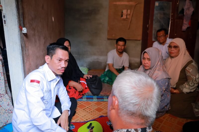 Bupati Aceh Barat, Tarmizi, saat menyambangi sejumlah pasien Orang Dengan Gangguan Jiwa (ODGJ) dan pasien penyakit menahun di Desa Guneng Kleng dan Langung, Kecamatan Meureubo, pada Minggu (20/4/2025). Foto: Dok. Diskominsa Aceh Barat
