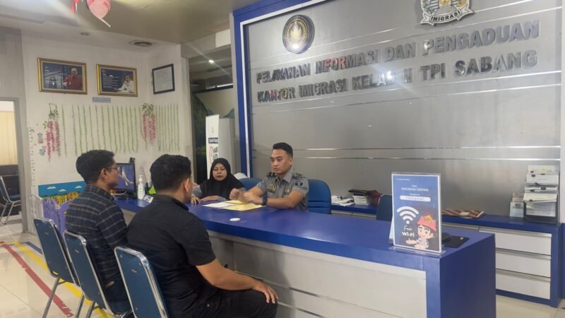 Masyarakat Sabang ajukan pembuatan E-Paspor di kantor Imigrasi Kelas II TPI Sabang. Foto: Dok. Pribadi/NOA