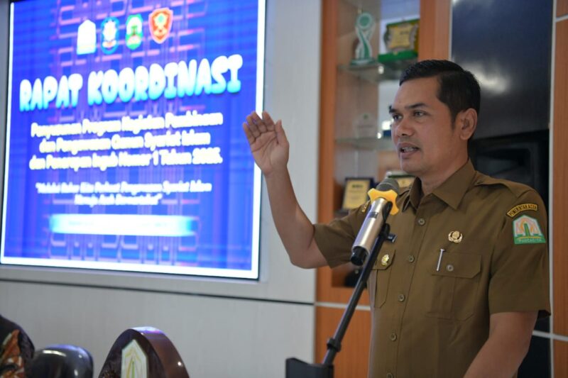 Plt. Sekda Aceh, M. Nasir, S.IP. MPA membuka Rapat Koordinasi Penyusunan Program Kegiatan Pembinaan dan Pengawasan Qanun Syariat Islam dan Penerapan Ingub Nomor 1 Tahun 2025 dengan Kasatpol PP dan WH Kabupaten/Kota Lantai III di Gedung Rapat Satpol PP dan WH Aceh, Senin (21/04/2025). Foto: Dok. Biro Adpim Setda Aceh