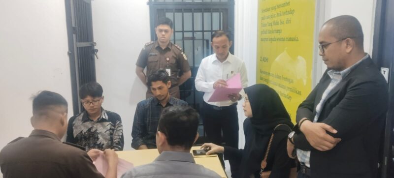 Polisi Serahkan 6 Tersangka Penganiayaan yang Berujung Kematian di Tibang ke Jaksa. Foto: Dok. Humas Polresta Banda Aceh