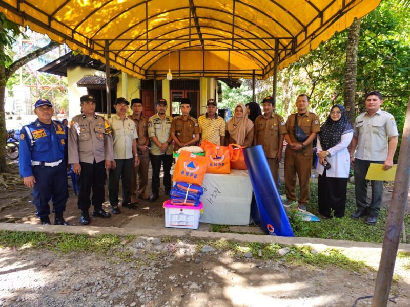 Pemkab Aceh Barat Serahkan Bantuan Pada Korban Kebakaran di Kecamatan Samatiga. Foto: Dok. Diskominsa Aceh Barat
