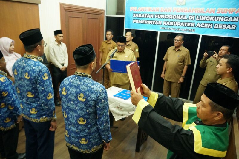 Plt Sekdakab Aceh Besar Bahrul Jamil SSos MSi melantik enam orang pejabat Fungsional di jajaran Pemerintah Kabupaten Aceh Besar di ruang kerja Plt Sekdakab Aceh Besar, Selasa (22/4/2025). Foto: Dok. Pemkab Aceh Besar