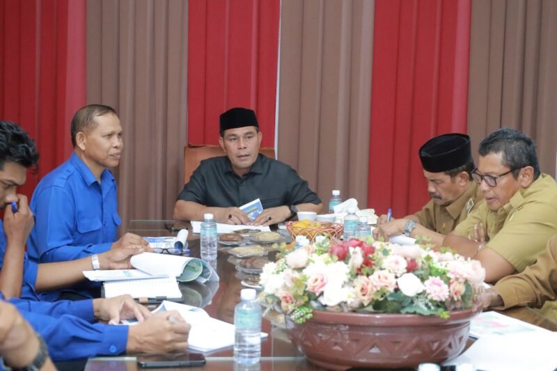 Bupati Aceh Besar Muharram Idris (Syech Muharram) memimpin audiensi dengan jajaran Direksi PDAM Tirta Mountala, di Ruang Rapat Gedung Dekranasda Gampong Gani, Kecamatan Ingin Jaya, Aceh Besar, Selasa (22/04/2025). Foto: Dok. MC Aceh Besar