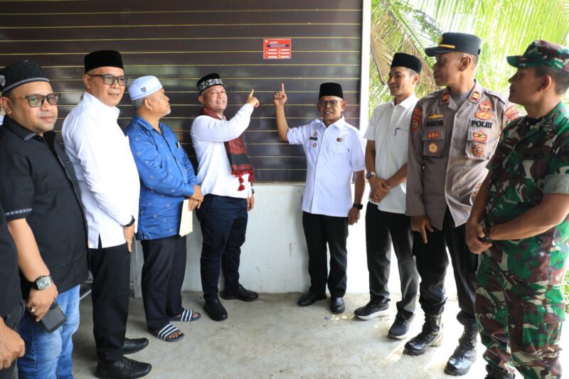 Bupati Aceh Utara, Ismail A. Jalil SE,. MM secara simbolis melakukan penempelan stiker berisi nomor telepon penting di seluruh wilayah itu. Kegiatan ini dimulai di Gampong Matang Drien, Kecamatan Tanah Jambo Aye, pada Rabu siang, 23 April 2025. (Foto: NOA.co.id/IST)