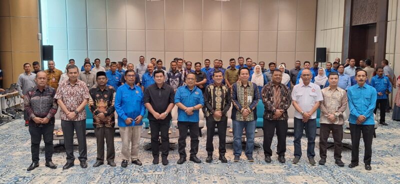 Wagub Aceh, Fadhlullah foto bersama dengan peserta dan tamu undangan acara Simposium Ekonomi: Kolaborasi PWI-BSI Mendukung UMKM Aceh di Lantai 8 Gedung Landmark BSI Aceh, Kamis, 24 April 2025. Foto: Dok. Abdul Hadi/PWI Aceh